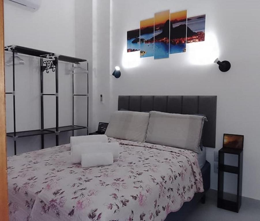 1 dormitorio con 1 cama con 2 almohadas en Novíssimo apto no Centro RJ en Río de Janeiro