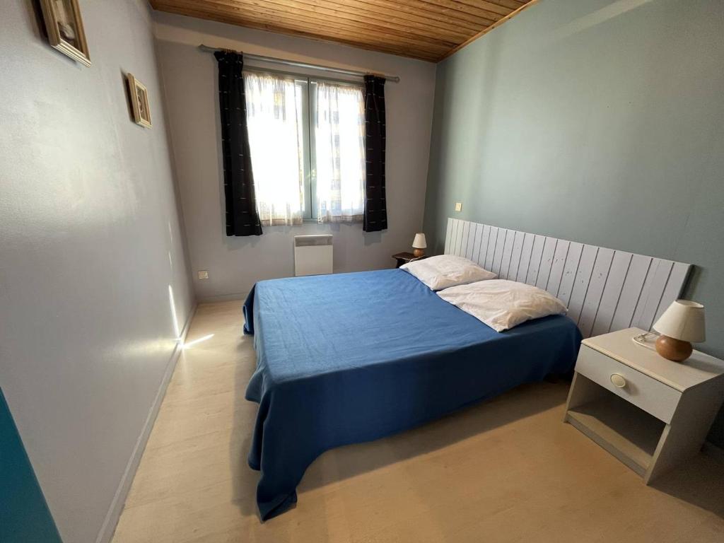 Posteľ alebo postele v izbe v ubytovaní Villa 2 Chambres au Calme, Proche Plage avec Cour et Parking à Saint-Gilles-Croix-de-Vie - FR-1-324-556