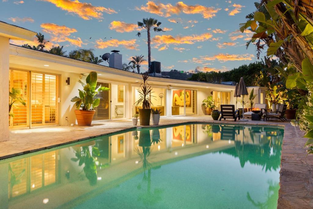 Edwin by AvantStay Hollywood Hills Luxury Pool tesisinde veya buraya yakın yüzme havuzu