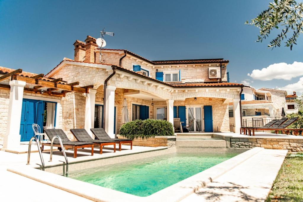 Πισίνα στο ή κοντά στο Beautiful Villa Torre IV with sauna in Tar