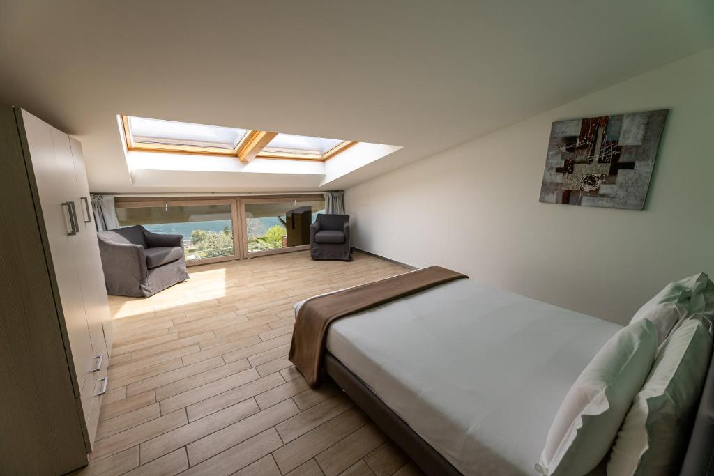 Een bed of bedden in een kamer bij Bellagio Village- 4 Apartments by the lake - Seasonal Warm Pool and Sauna