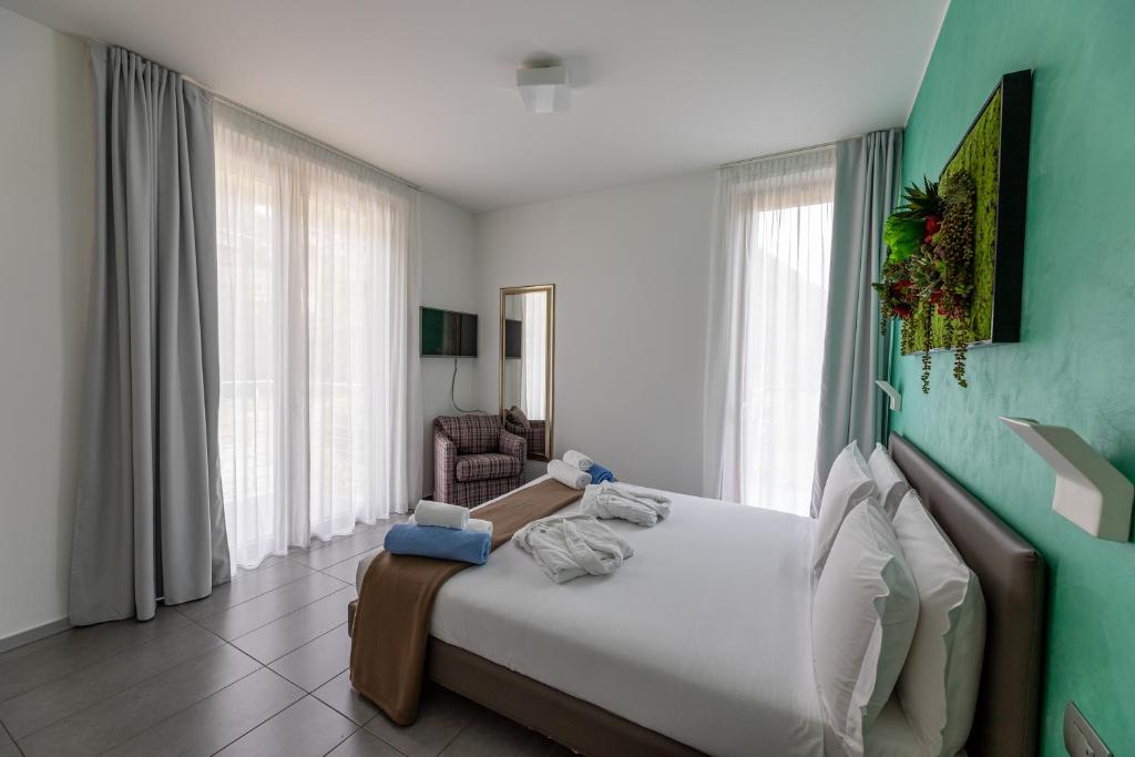 Een bed of bedden in een kamer bij Bellagio Village- 4 Apartments by the lake - Seasonal Warm Pool and Sauna