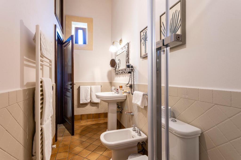 łazienka z toaletą i umywalką w obiekcie Relais Torre Marabino w mieście Ispica