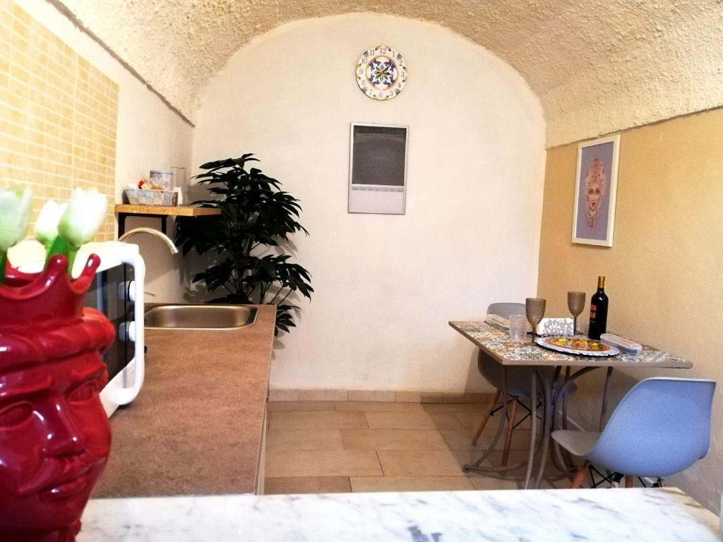 Fotografie z fotogalerie ubytování SPA SUITE SICILIA - Intera casa con spa privata Jacuzzi Sauna Bagno di Vapore ad uso illimitato v destinaci Rosolini