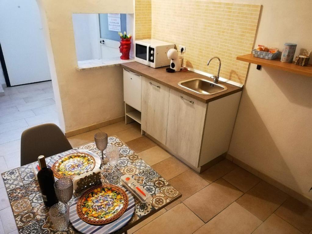 Kuchyň nebo kuchyňský kout v ubytování SPA SUITE SICILIA - Intera casa con spa privata Jacuzzi Sauna Bagno di Vapore ad uso illimitato