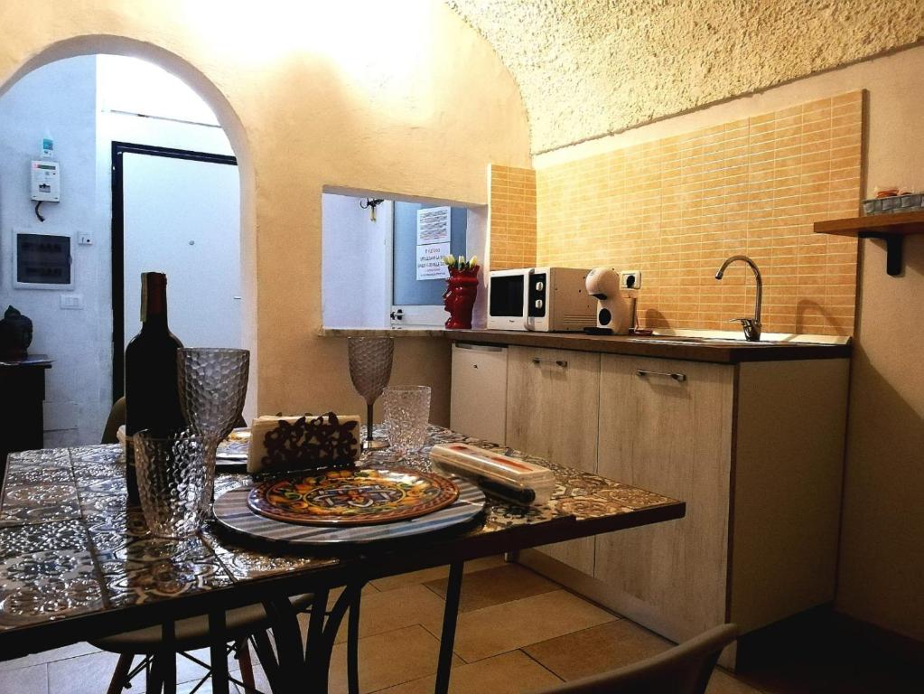 Kuchyň nebo kuchyňský kout v ubytování SPA SUITE SICILIA - Intera casa con spa privata Jacuzzi Sauna Bagno di Vapore ad uso illimitato