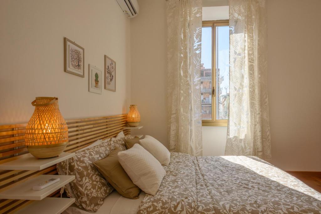 Un dormitorio con una cama con un jarrón. en Terrazza Romana en Roma