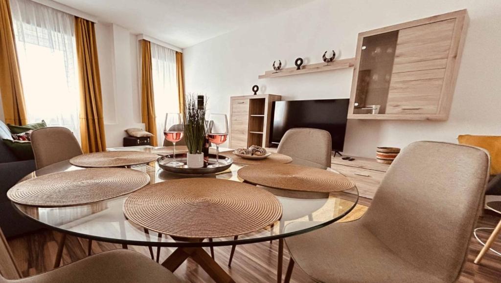 une salle à manger avec une table et des chaises en verre dans l'établissement Color Home, à Veszprém