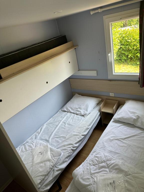 Postel nebo postele na pokoji v ubytování Camping La sablière