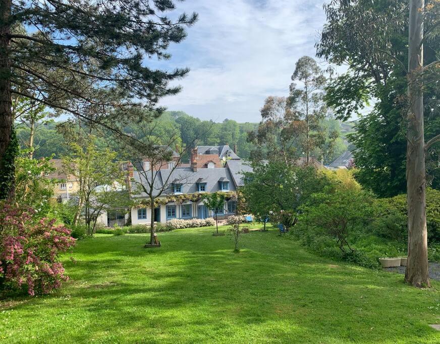 ein großes Haus inmitten eines grünen Gartens in der Unterkunft Villa Julia Marie in Saint-Valéry-en-Caux