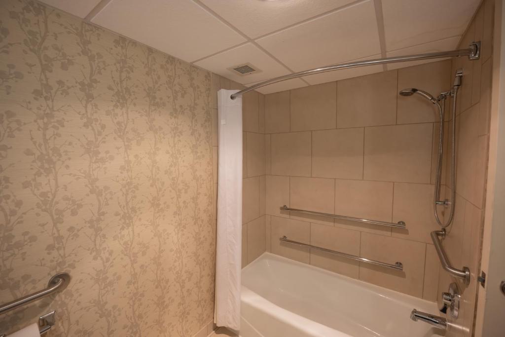 Peek'n Peak Resort Trademark Collection by Wyndham - Deluxe King Room - Mobility Access/Non-Smoking
