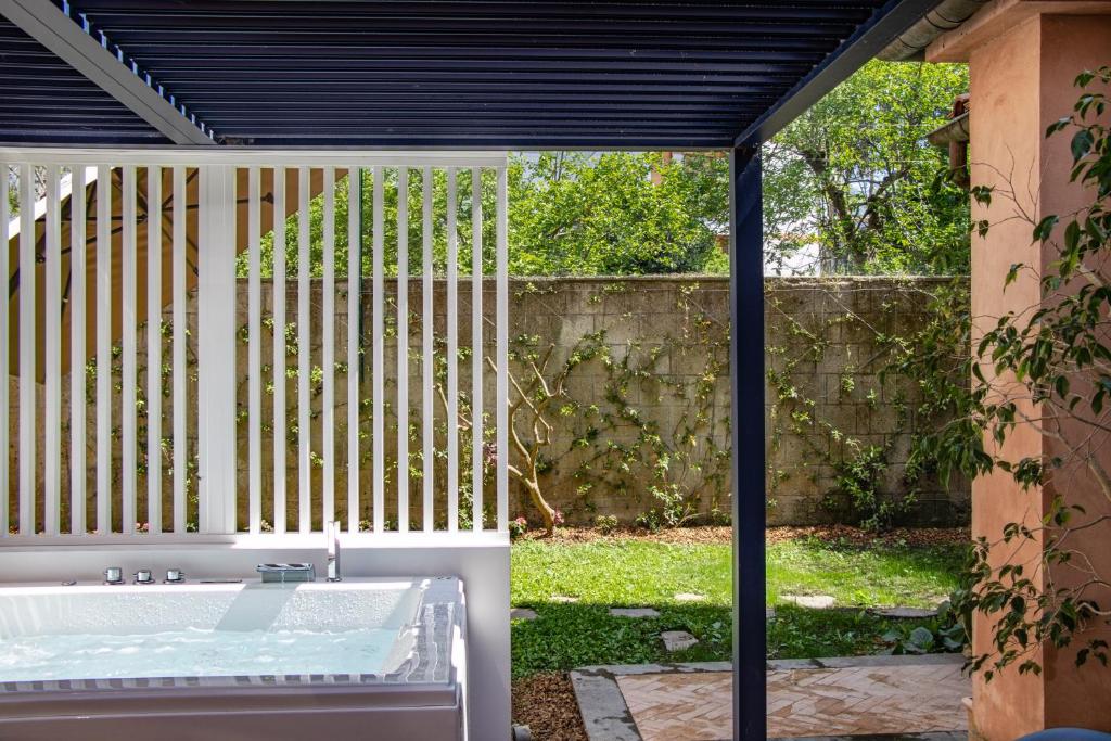 a bathroom with a bath tub in a yard at Iommella luxury flat - Schifano in Sant'Agnello