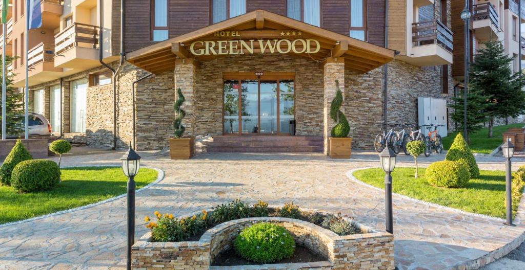 ein Gebäude mit einem Schild, das grünes Holz liest in der Unterkunft Green Wood Hotel & Spa Bansko in Bansko