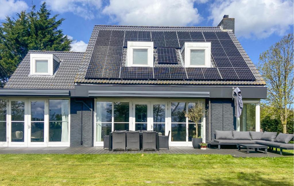 una casa con pannelli solari sul tetto di 5 Bedroom Cozy Home In Bergen a Bergen