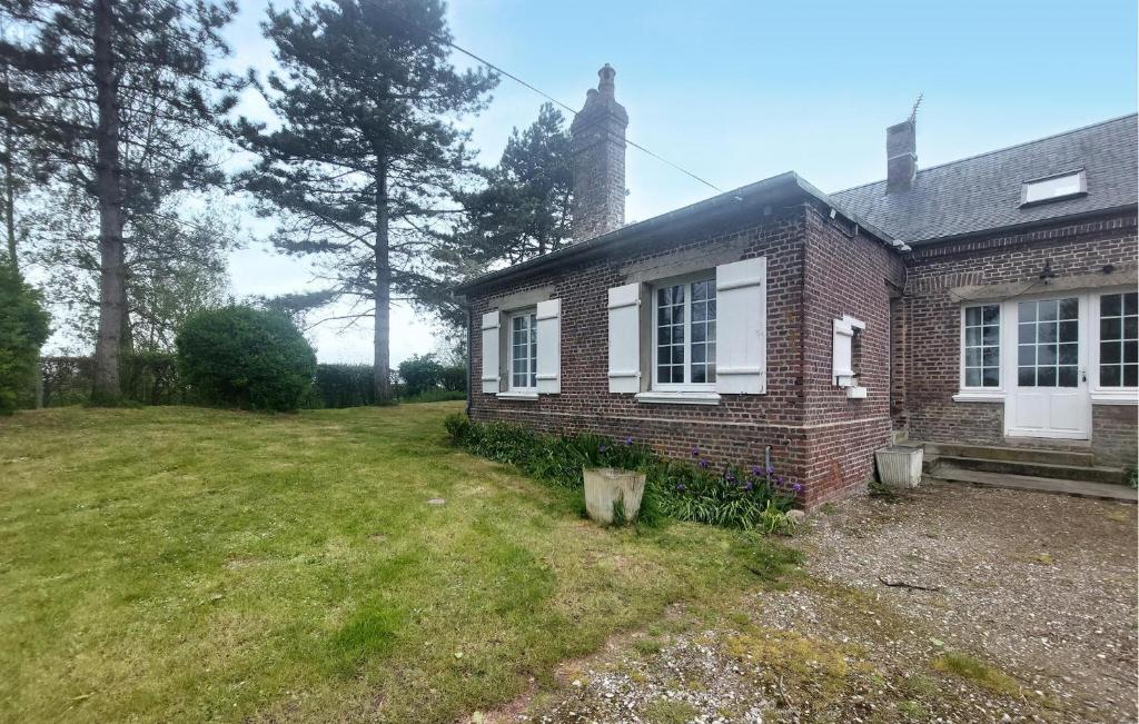 an old brick house with a yard in front of it at 2 Bedroom Nice Home In Ponthoile in Ponthoile
