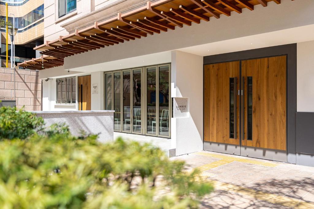 una casa con una porta di legno sul lato di Sunbee Hotel Insadong Seoul a Seul