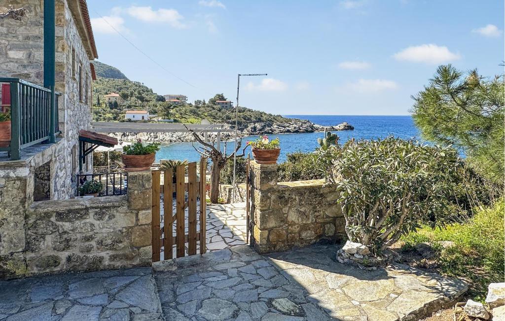 brama do domu z widokiem na ocean w obiekcie Lovely Apartment In Aghios Dimitris-M, w mieście Riglia