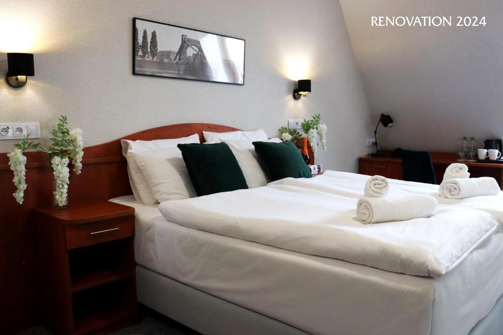 Postel nebo postele na pokoji v ubytování Hotel Polonia Centrum