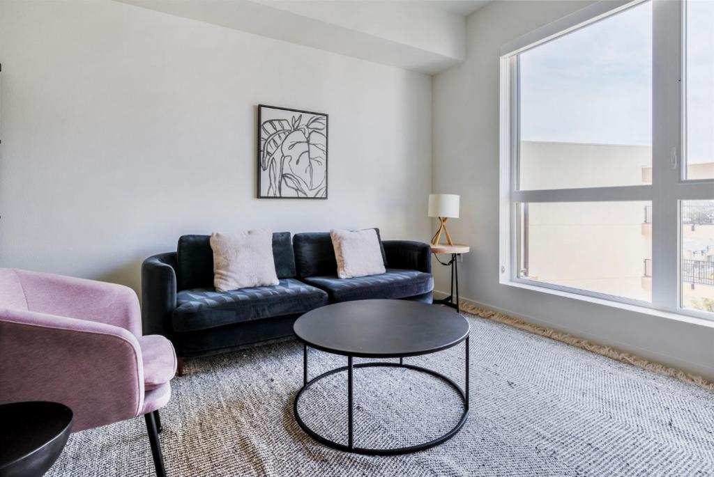 Χώρος καθιστικού στο Blueground Hayward pool outdoor kitchens SFO-1695