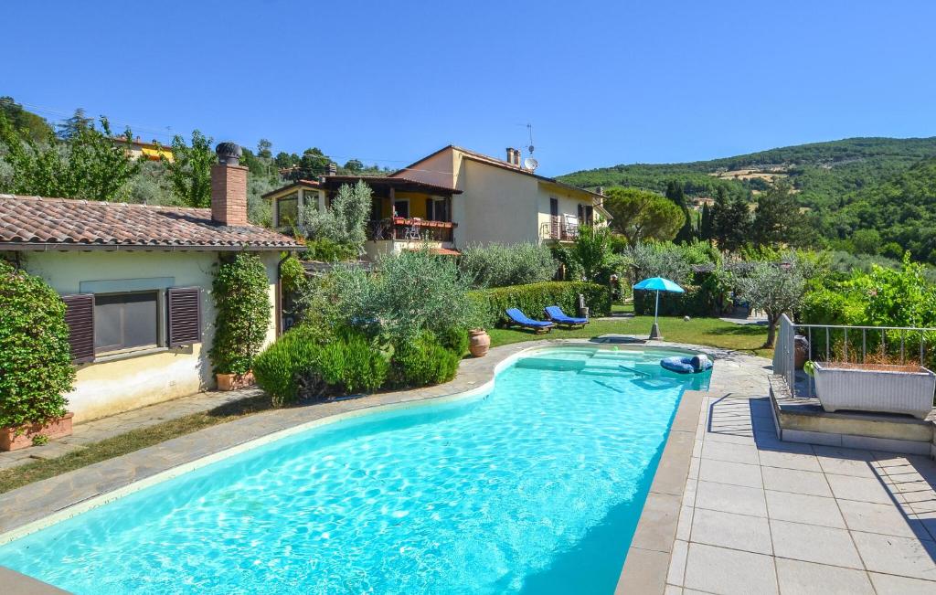 een zwembad in de achtertuin van een huis bij Awesome Apartment In Arezzo With Kitchen in Arezzo