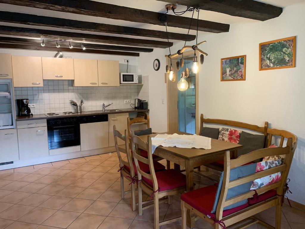 een keuken en eetkamer met een tafel en stoelen bij Ferdihof Holiday Home in Hierholz