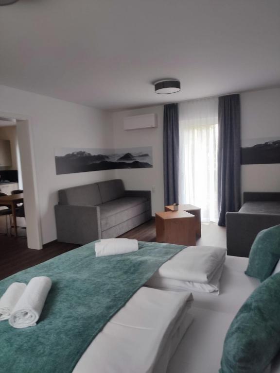 Habitación de hotel con 2 camas y sofá en Hotel Nice garni, en Ichenhausen