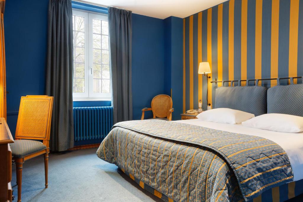 Postel nebo postele na pokoji v ubytování Logis Hôtel Beauséjour Colmar