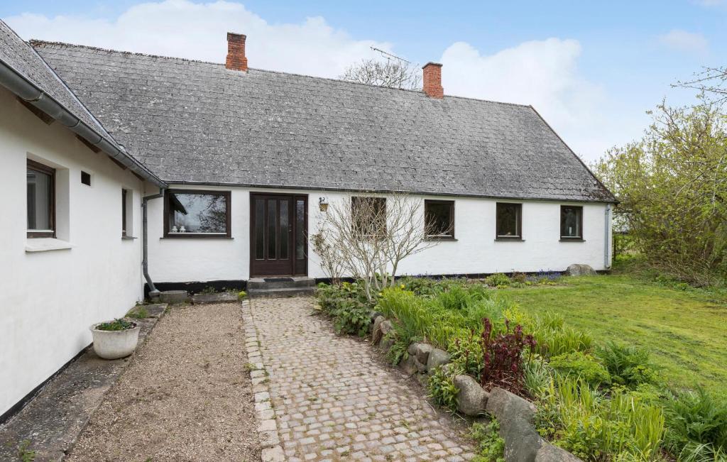 une maison blanche avec un chemin menant à elle dans l'établissement Awesome Home In Gilleleje With Kitchen, à Gilleleje