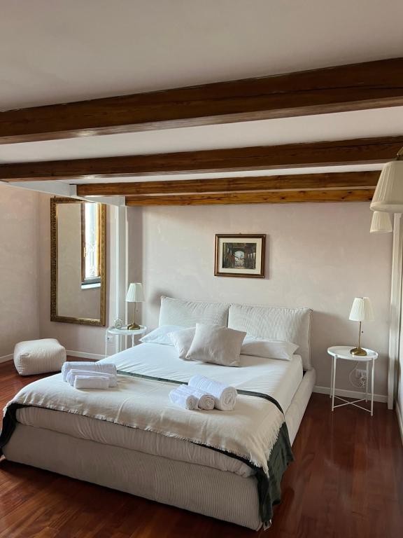 Voodi või voodid majutusasutuse Penthouse 23 - Vatican Charming Apartment toas