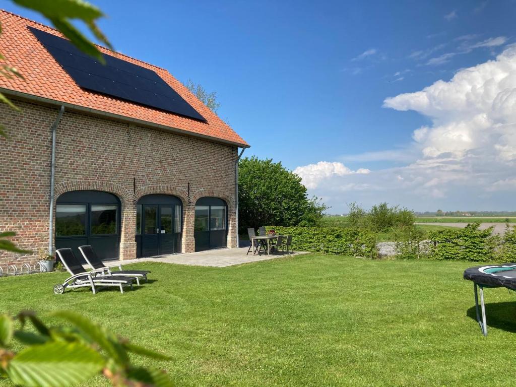 una casa con paneles solares en el techo en 't Wagenhuis, en Retranchement