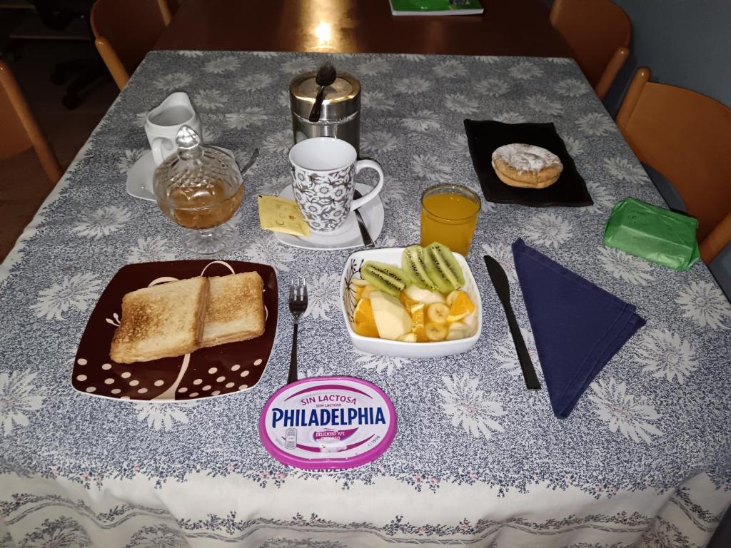 - une table avec une assiette de pain et un bol de fruits dans l'établissement Casa La Union, à Castrojeriz