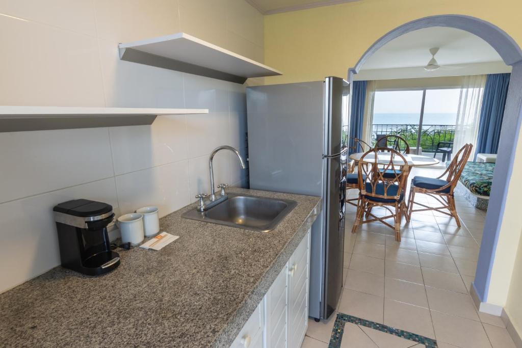 Kuchyň nebo kuchyňský kout v ubytování GHL Relax Hotel Costa Azul