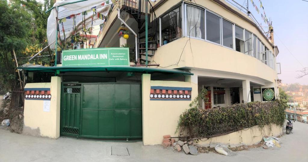 un bâtiment avec une porte verte devant lui dans l'établissement Green Mandala Inn, à Katmandou