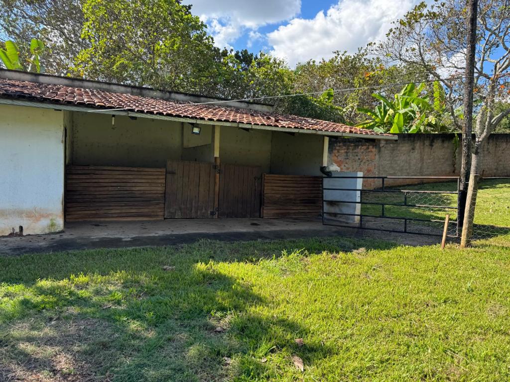 a house with a gate and a grass yard at sobrado luxo in Trindade