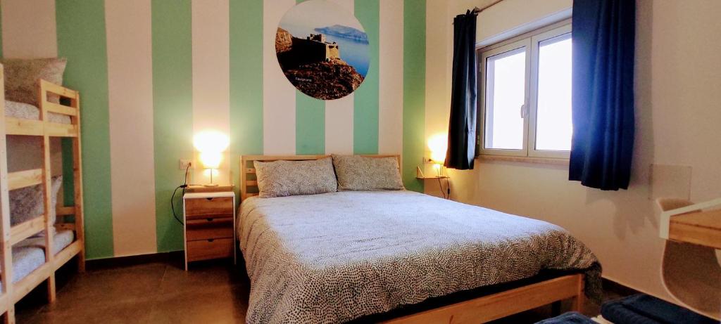 1 dormitorio con cama y ventana en Ai Laghi Bed&Bed, en Messina