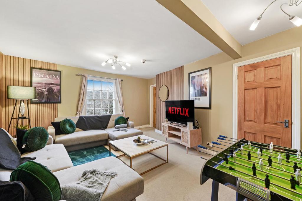 布里斯托的住宿－Stunning Penthouse On Harbourside，带沙发和桌上足球的客厅