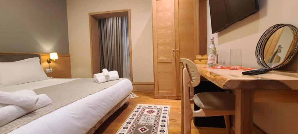 TV a/nebo společenská místnost v ubytování Velar Hotel Boutique