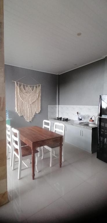 Kuchyň nebo kuchyňský kout v ubytování D'tegal Guest House