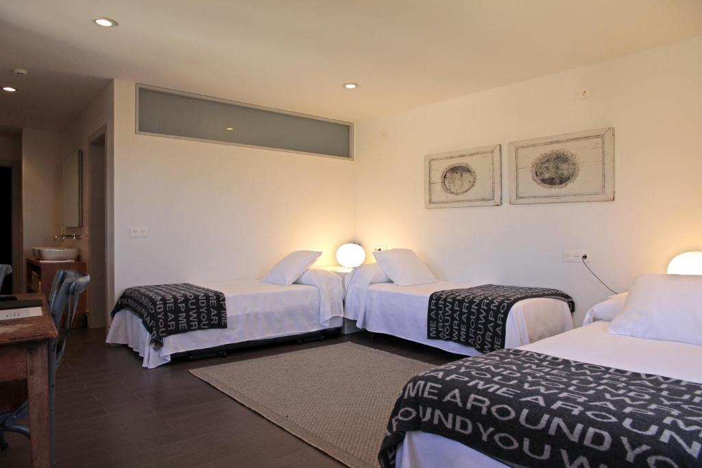 a hotel room with two beds and a table at Emebed Posada in Castrojeriz