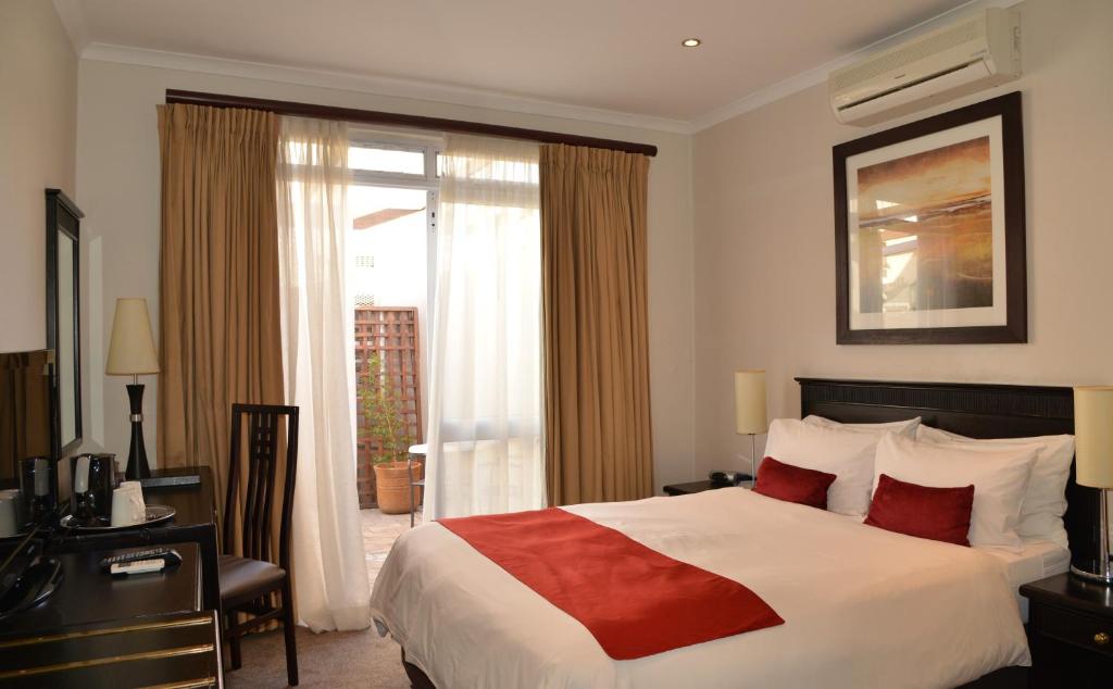 ein Hotelzimmer mit einem Bett und einem Fenster in der Unterkunft Cumberland Hotel Worcester in Worcester
