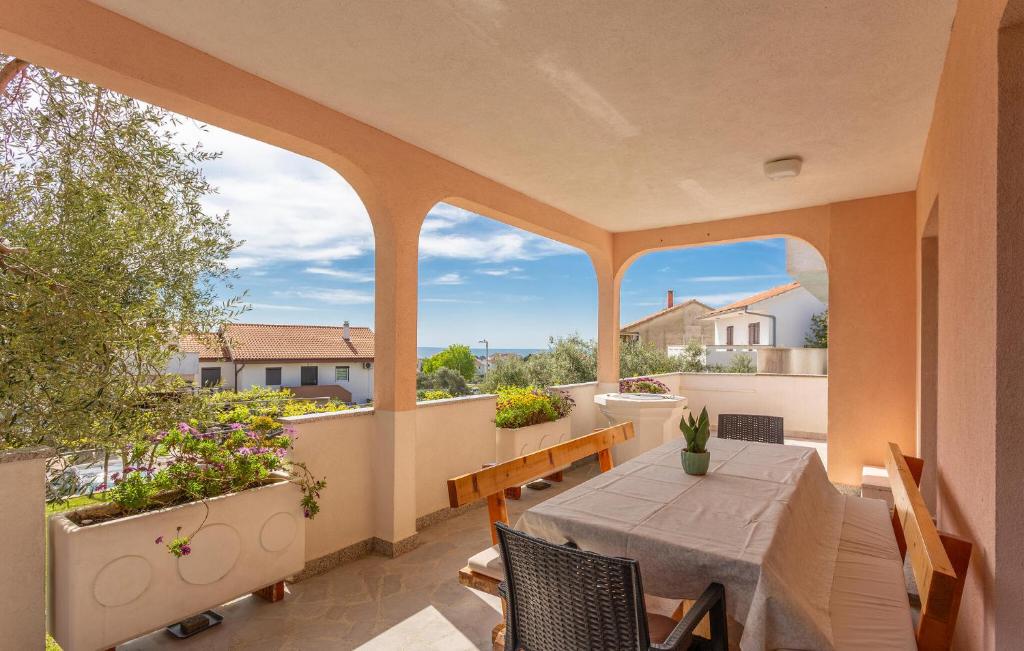 Balkón alebo terasa v ubytovaní Stunning Apartment In Krk With Kitchen