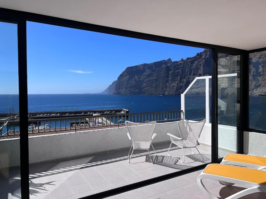 Un balcón con sillas y vistas al océano. en Stunning cliffs and ocean view in Los Gigantes en Acantilado de los Gigantes