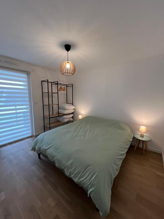 um quarto com uma cama verde e 2 candeeiros em Le Stan - proche centre ville - Terrasse & Parking gratuit em Colmar