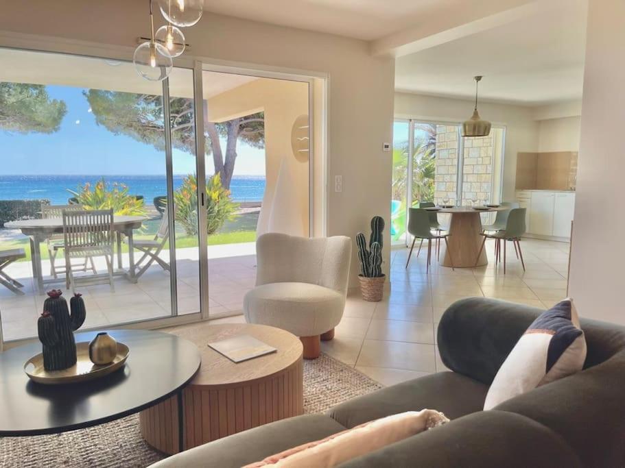 un salon avec vue sur l'océan dans l'établissement Le St Barth - Clim - Accès mer direct - 2 chbre Parking, à La Ciotat