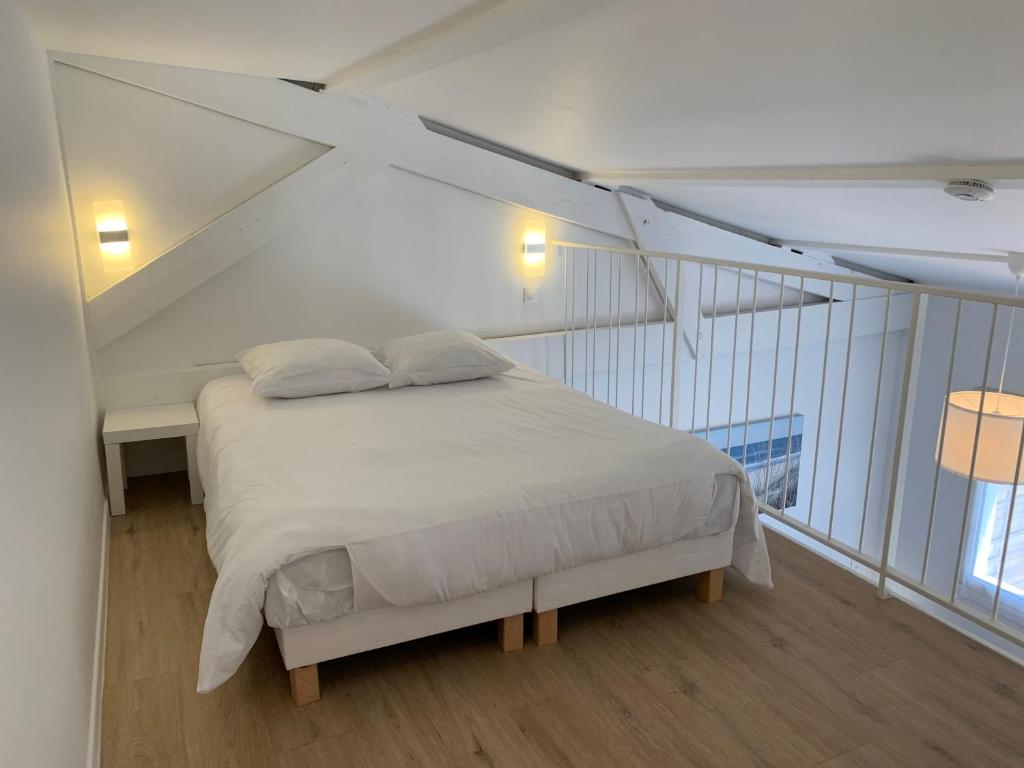 Postel nebo postele na pokoji v ubytování Les Salines Boyardville - Appart'Hotel