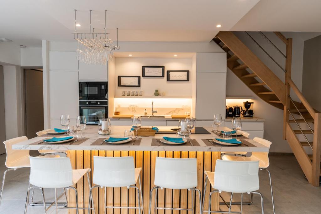 une cuisine et une salle à manger avec une table et des chaises dans l'établissement Villa Cap, à Audinghen