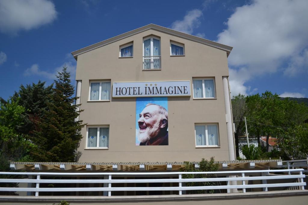 um edifício com um cartaz de um presidente sobre ele em Hotel Immagine em San Giovanni Rotondo