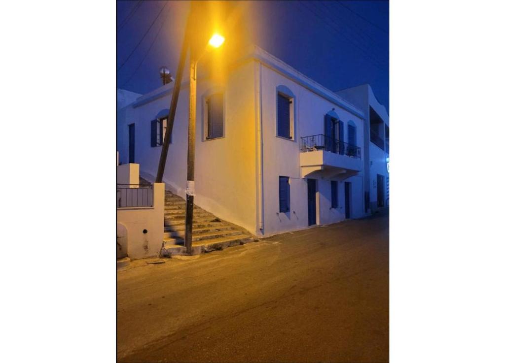 VívlosにあるNaxos Family House in Vivlosの夜間の建物脇の灯り