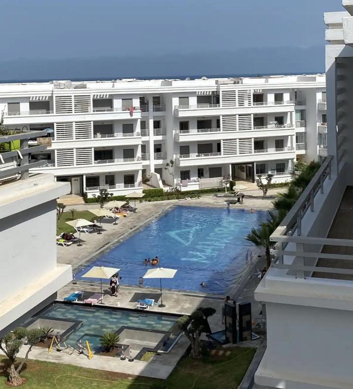 an overhead view of a swimming pool in a building at Résidence Mansbay Rosa, Mohammedia in Mohammedia