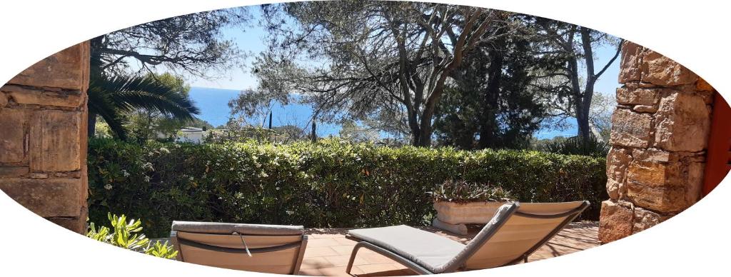 - deux chaises assises sur une terrasse dans l'établissement VILLA ALPASA - Boulouris AIGUEBONNE, Villa vue mer dans domaine 5 min à pied de la plage, à Saint-Raphaël